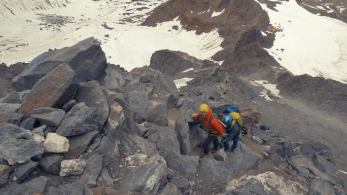 男人正在爬到山顶视频素材