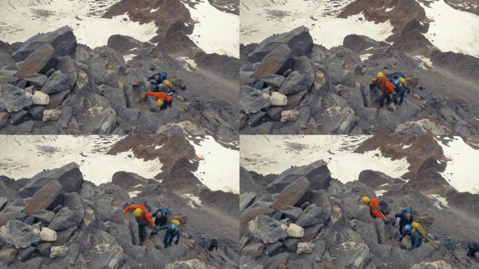 男人正在爬到山顶视频素材