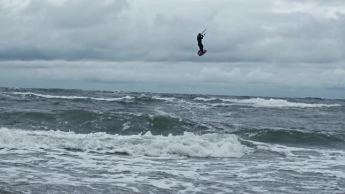 慢动作风筝冲浪者表演惊人的跳跃