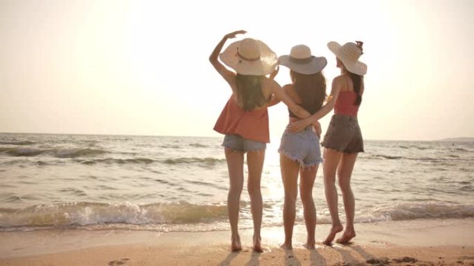 4k分辨率后视图组混合种族年轻女性在日落时间在海滩上玩得开心。生活方式朋友旅行假期假期暑假概念。慢动