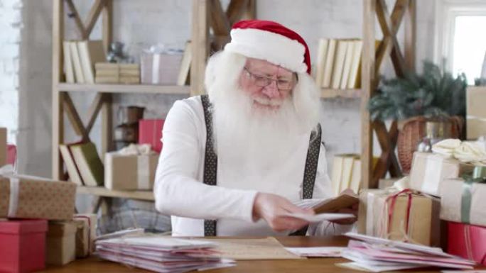 桌上的圣诞老人整理邮件