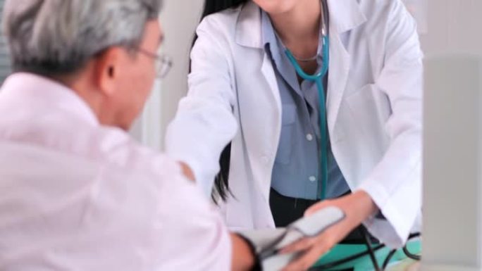 医生女性使用血压计对医院的高级患者进行血压检查医学教育，保健，技术，人和医学概念医疗咨询医生和患者咨