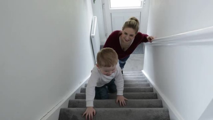 走下楼梯走下楼梯外国人笑脸笑容母子