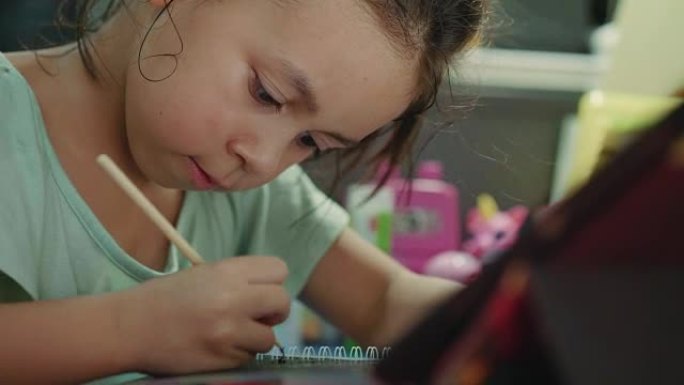 一个小女孩用数字平板电脑做作业。