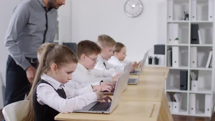 青春期学生在学校学习使用笔记本电脑