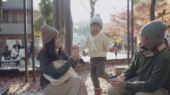 亚洲家庭在日本享受秋季假期