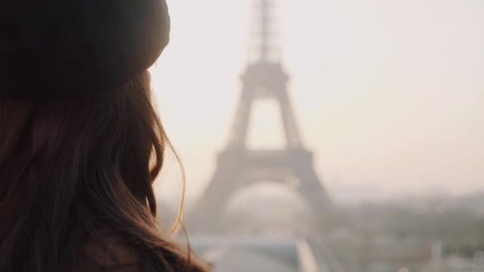 超级特写幸福女人在浪漫度假慢动作中从巴黎特罗卡德罗观看雾霾日出埃菲尔铁塔。