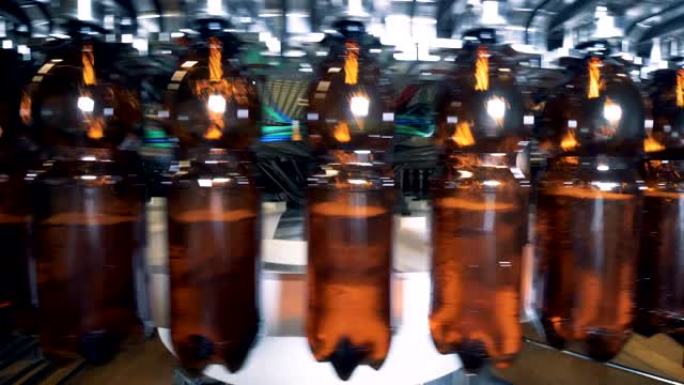 装满啤酒的棕色塑料瓶，特写。