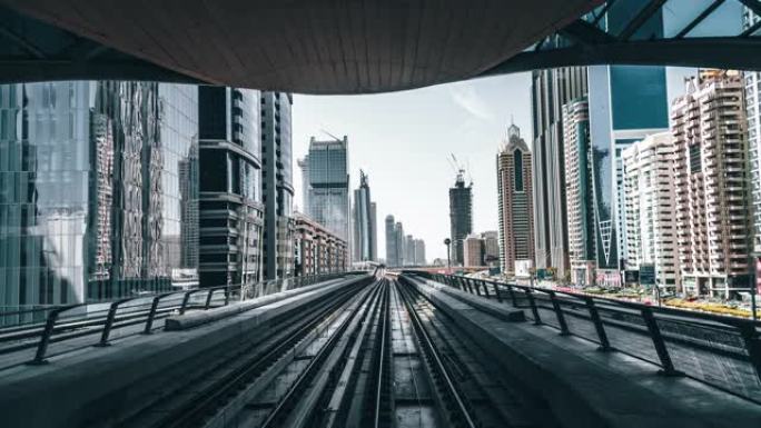 穿越阿联酋迪拜市中心的地铁