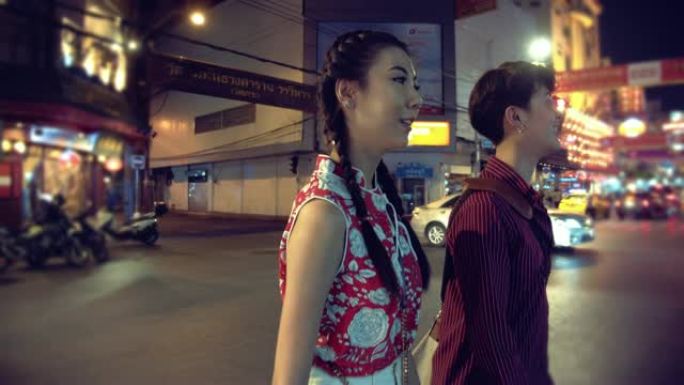 唐人街的亚洲夫妇游客穿越街。