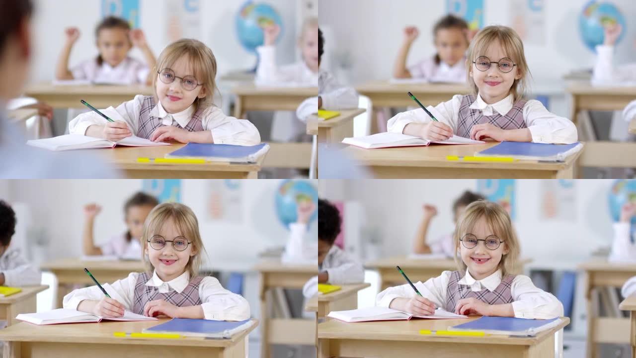 戴眼镜的可爱女学生在课堂上摆姿势