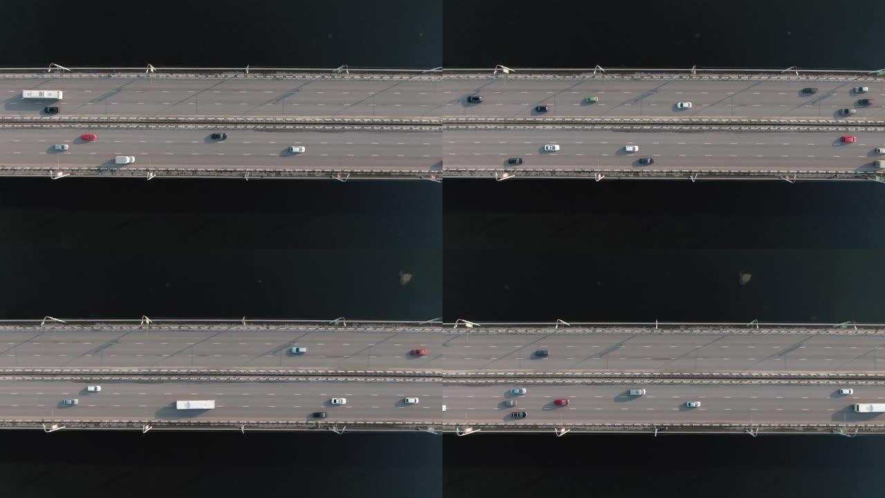 人口稠密城市桥上汽车交通的4k俯视图