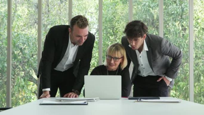 三个业务合作伙伴正在办公室的笔记本电脑上寻找新项目
