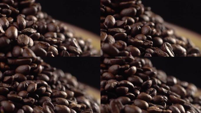 黑色背景上旋转的咖啡豆堆