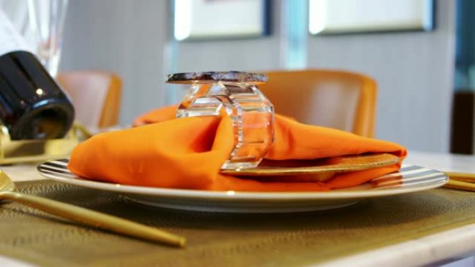 桌上的餐具西餐摆盘红酒金色勺子