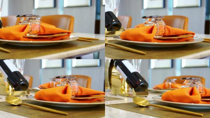 桌上的餐具西餐摆盘红酒金色勺子