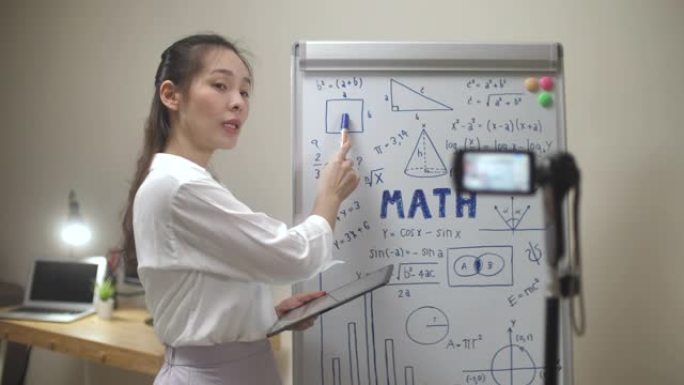 亚洲女教师在冠状病毒封锁期间与学生在家中在线上课