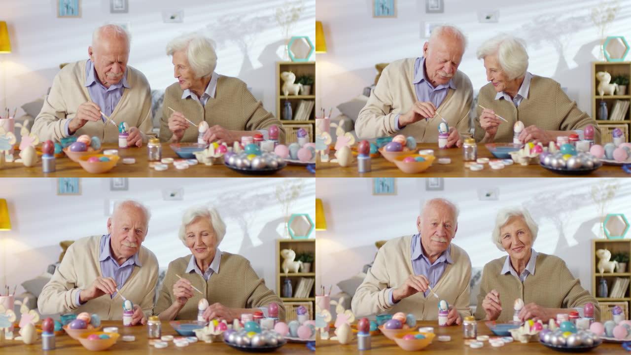老年夫妇画复活节彩蛋