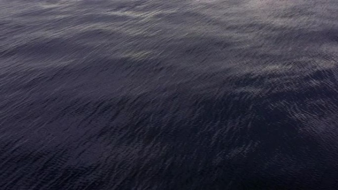 平静海洋水面涟漪的俯视图