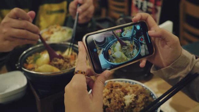 朋友在夜市享受和拍照当地美食