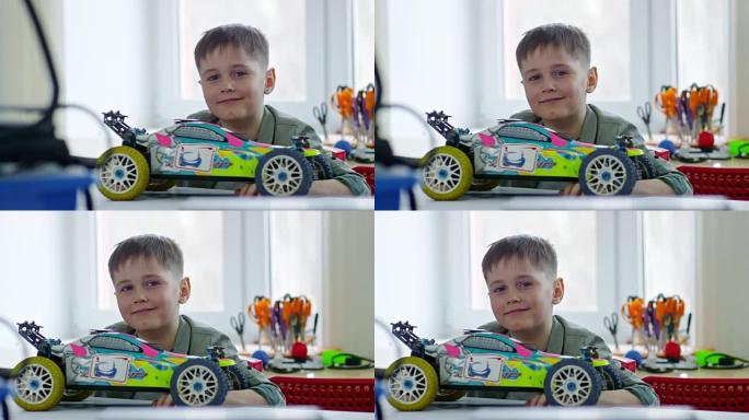 男孩与玩具车模型合影