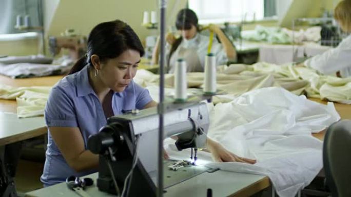 用缝纫机工作的亚洲女性