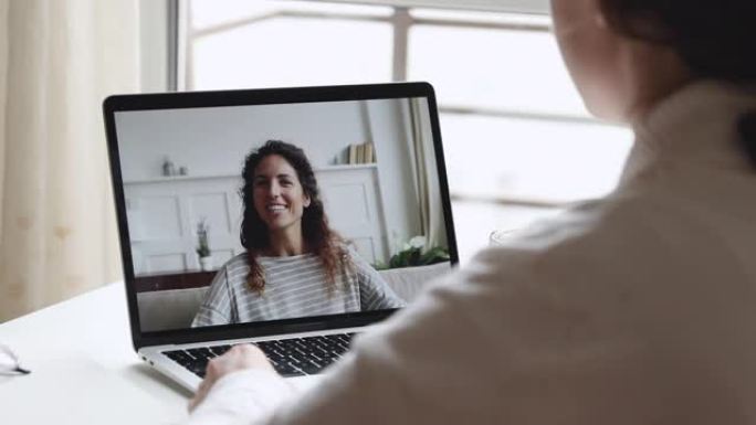快乐的女人用电脑通过网络摄像头聊天与朋友保持距离
