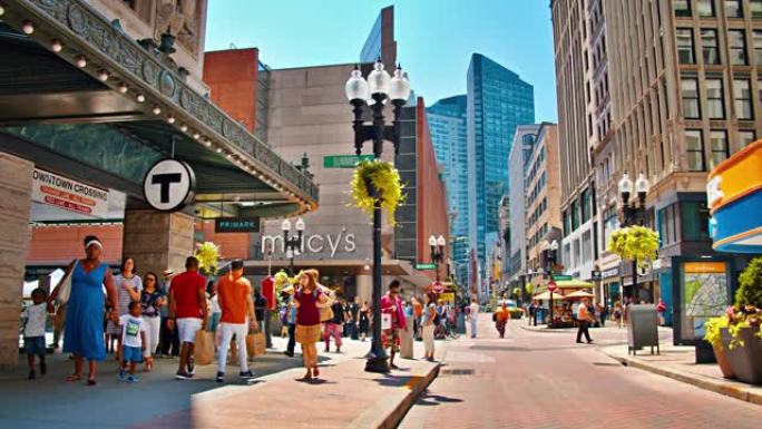 购物步行街。波士顿。人。金融商业大厦的背景