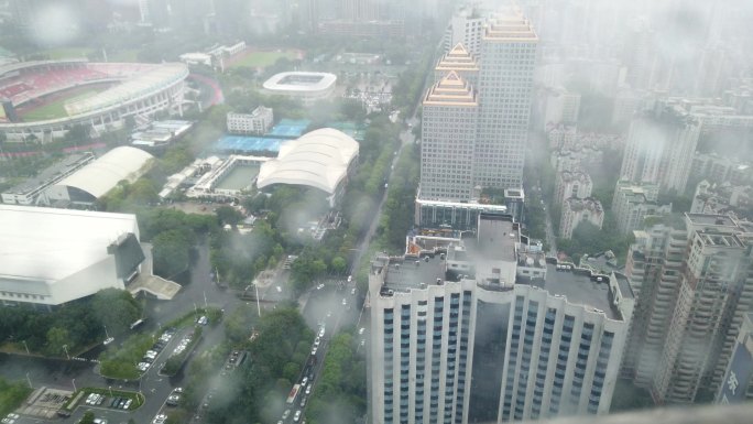 雨天城市中心高楼天空车流延时