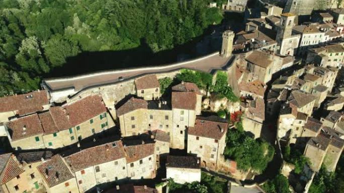 意大利索拉诺。托斯卡纳南部生动的城镇景观。飞越中世纪城镇的城墙。索拉诺建在凝灰岩上作为堡垒。空中射击