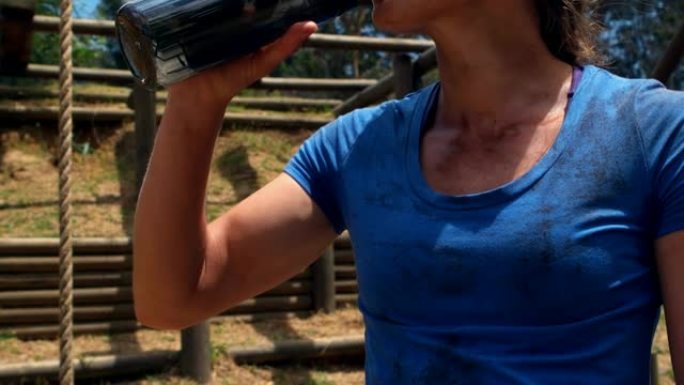 女人从瓶子里喝水户外运动外国喝水奋斗拼搏