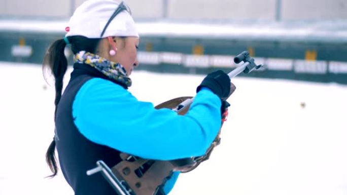 冬季两项步枪被准备射击的女运动员重新装填
