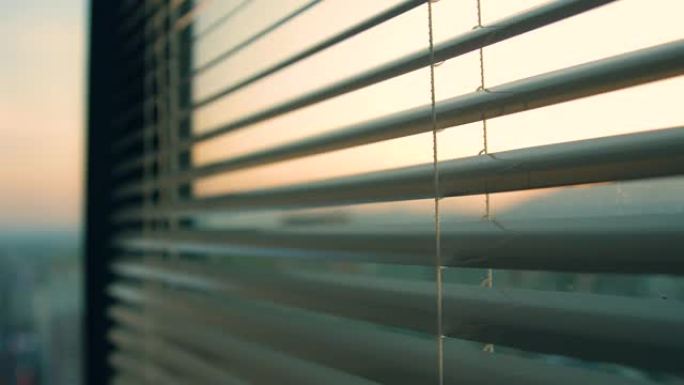 早上打开百叶窗早上打开百叶窗日出窗外