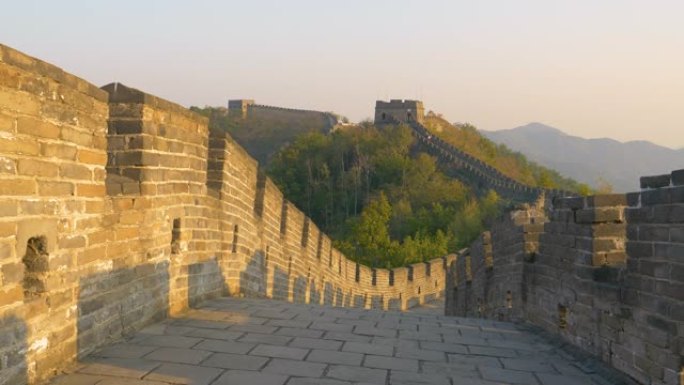 金色日落时长城顶部鹅卵石小路的风景。