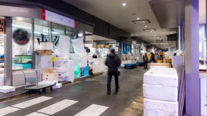 延时: 商人和工人在日本东京丰洲鱼市场拥挤