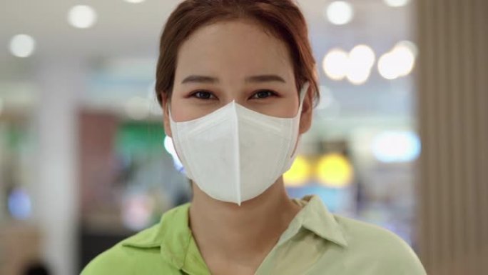 女人戴上自制的防护面具