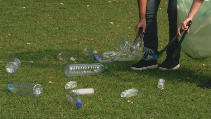 志愿者保管垃圾和塑料瓶
