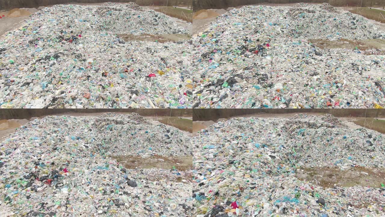 在封闭的废品场中，空中飞越塑料垃圾袋和其他垃圾