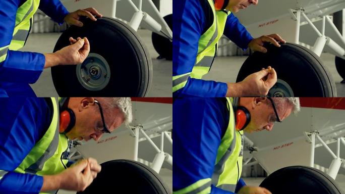 工程师修理飞机车轮