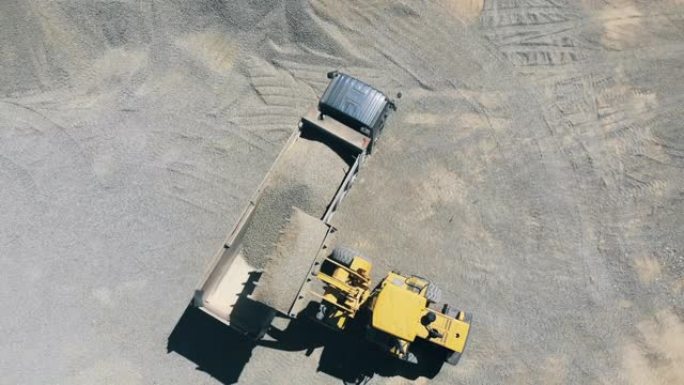 采石场运送砂石的车辆俯视图