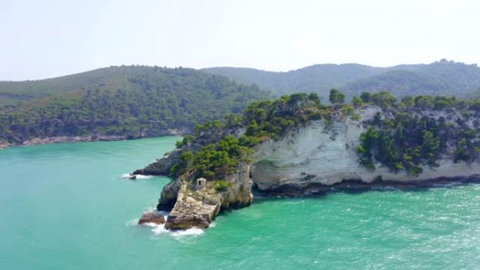 WS鸟瞰图意大利加尔加诺国家公园田园诗般的绿松石海上的拱形岩层