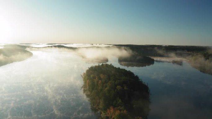在秋天的早晨，被美丽的薄雾覆盖的湖泊的鸟瞰图