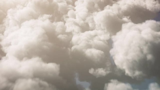 4k飞越蓬松的云层背景-可循环-阳光明媚，温暖，天空