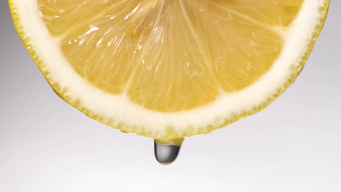 实时: 白色柠檬片上的液体滴