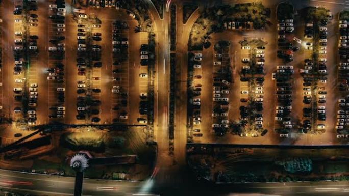 夜间室外停车场的T/L无人机视图