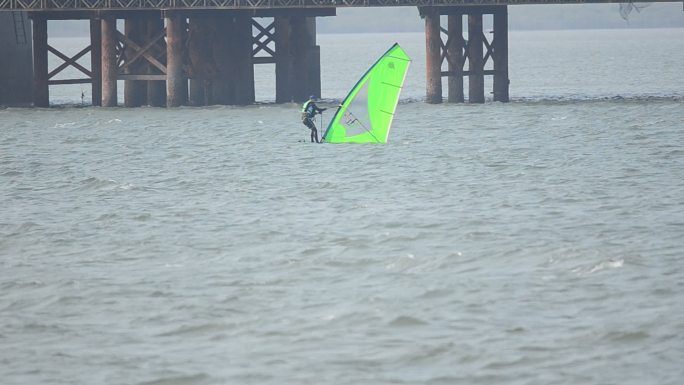 广西防城港城市沙滩公园大海上游人帆板训练