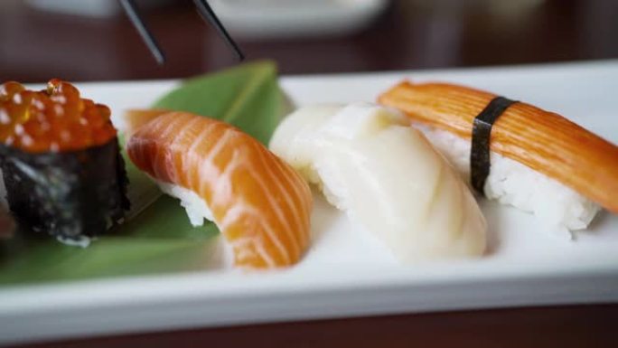 连续平移寿司生鱼片