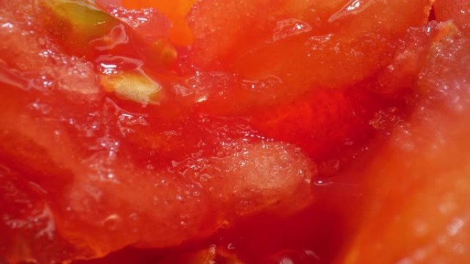 挤压多汁的番茄。宏观拍摄。