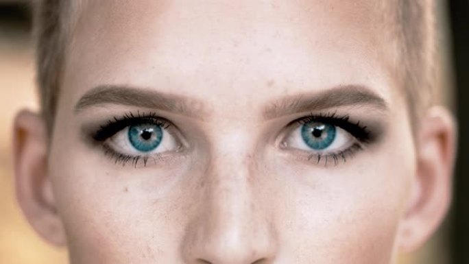 一位蓝色/绿色/紫色眼睛的年轻女子的DS CU肖像