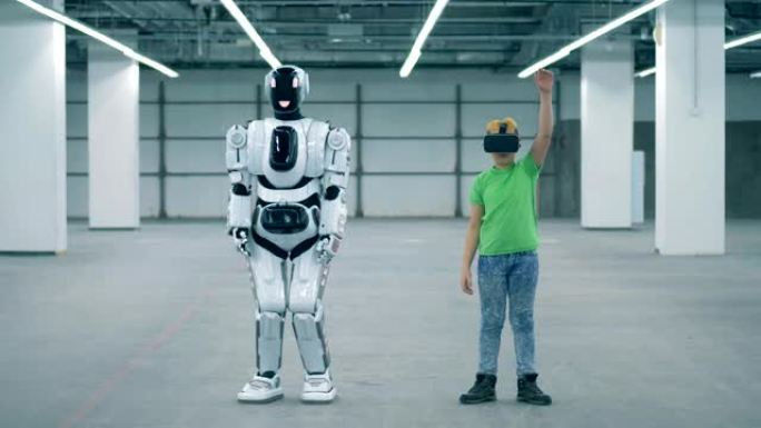 一个戴着VR眼镜的男孩后，像人一样的半机械人举起了手臂